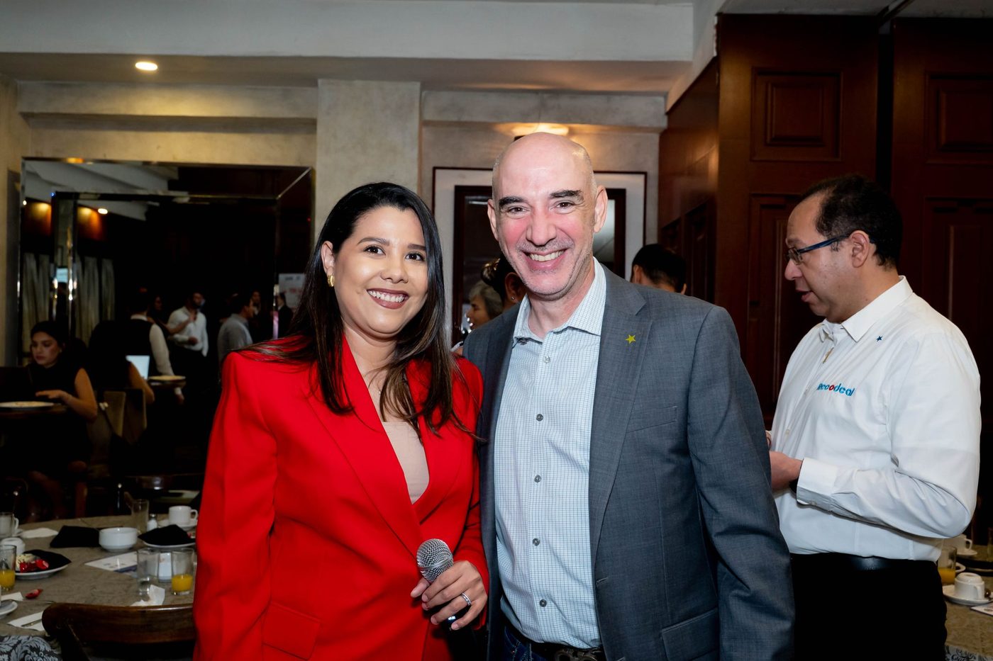 Delia Malta con micrófono durante un encuentro empresarial B2B